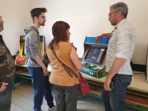 Explication du fonctionnement de la borne à une structure bénéficiaire
