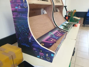 Pose de vinyle sur les bornes en cours de construction